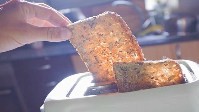 علماء يحذرون من خطر الخبز المحمّص