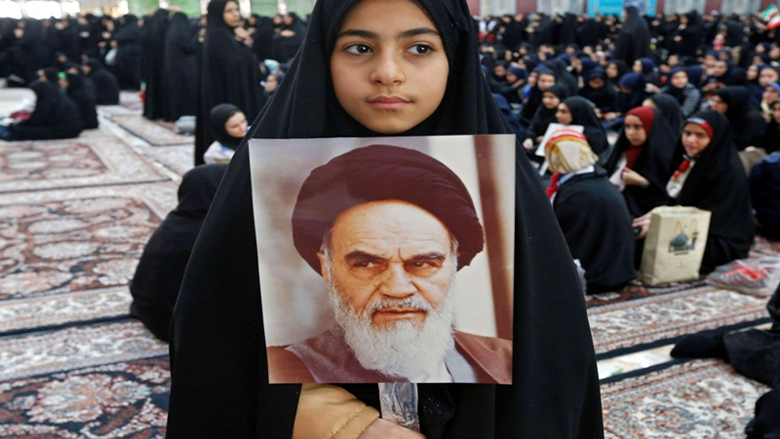حكاية ثورة الخميني بين طهران وواشنطن وباريس