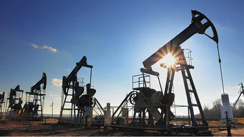 أسعار النفط تهبط بينما تدرس أوبك زيادة في الإنتاج
