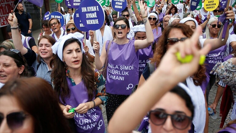 تظاهرة نسوية في اسطنبول احتجاجا على العنف ضد المرأة