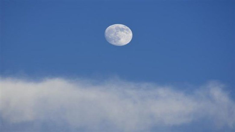 لماذا نستطيع رؤية القمر خلال النهار؟