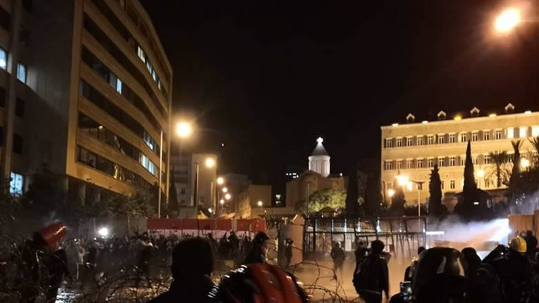 محتجون حاولوا خلع الفاصل بين ساحة رياض الصلح والسراي