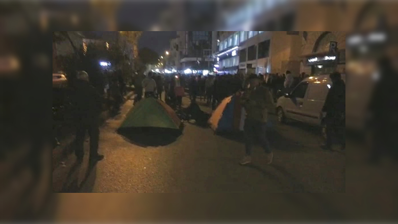 ناشطون في الحراك نصبوا خيما في طرابلس احتجاجا على اجراءات المصارف