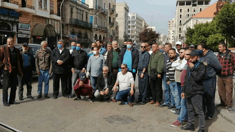 سائقو السيارات العمومية اعتصموا في طرابلس احتجاجا على قرار سير الآليات