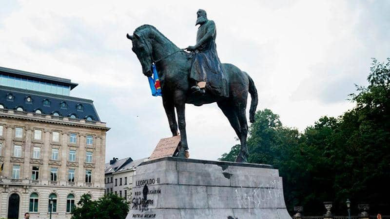 شبح فلويد يطارد "تماثيل العنصرية" في العالم