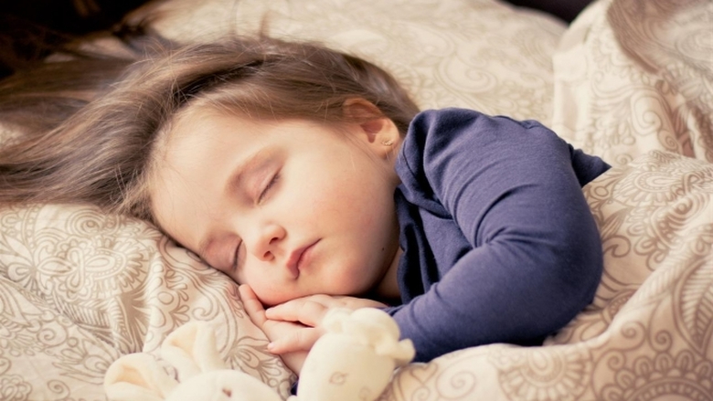 ما هي ساعات النوم الموصى بها خلال اليوم لكل فئة عمرية؟