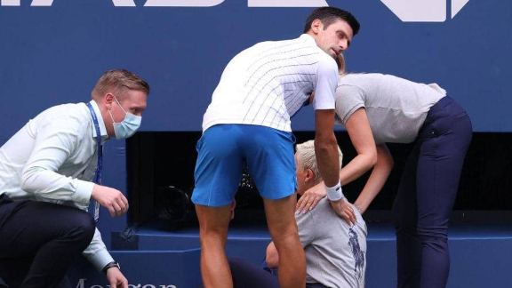 بالصور: واقعة مؤسفة في ملاعب التنس.. جوكوفيتش ضرب الحكم بكرة