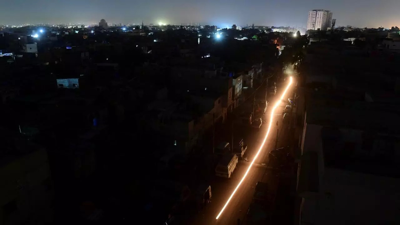 واقعة نادرة في باكستان.. إنقطاع التيار الكهربائي