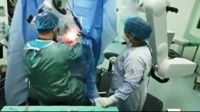 بالفيديو: إستئصال ورم دماغي في عملية غير مسبوقة في "عين وزين مديكال فيلدج"