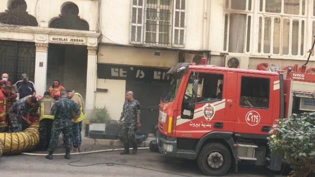 فوج اطفاء بيروت سيطر على الحريق الذي شبّ في دار نيكولا جبران للازياء في الاشرفية