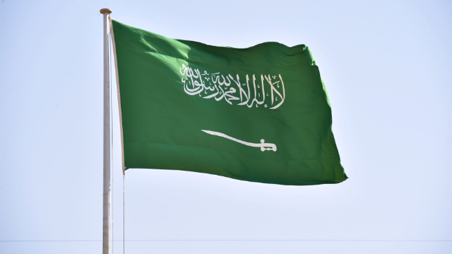 السعودية تستدعي البخاري.. وتطلب من سفير لبنان مغادرة المملكة