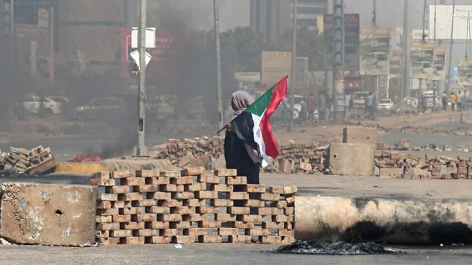 التحركات مستمرة في السودان.. ورصاص بمواجهة المتظاهرين