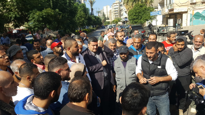 إعتصام لعمال بلدية طرابلس أمام دارة مولوي للمطالبة بحقوقهم المعيشية