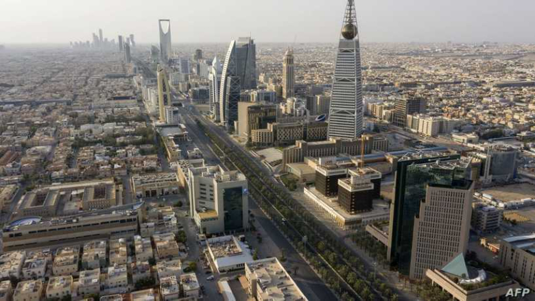 السعودية.. القبض على 172 موظفا حكوميا في قضايا فساد