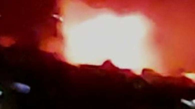بالفيديو: إنفجار مستودع ذخيرة في مخيم برج الشمالي قرب صور ووقوع إصابات