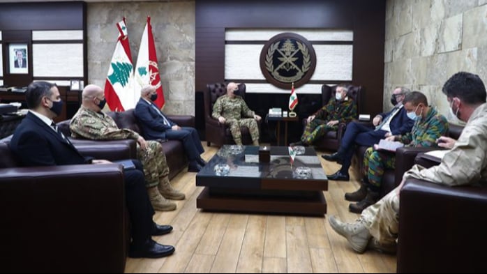 قائد الجيش عرض مع  رئيس أركان الدفاع البلجيكي العلاقات بين جيشي البلدين