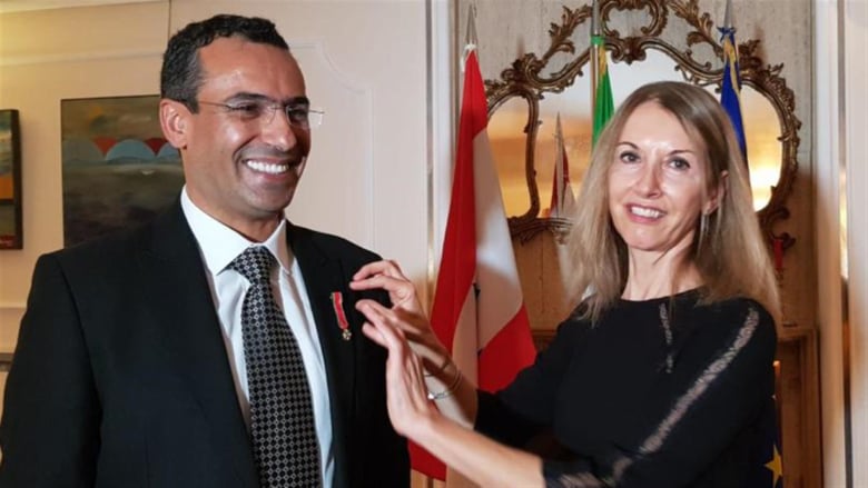 سفيرة إيطاليا تقلد مدير محمية أرز الشوف نزار هاني وسام "نجمة إيطاليا"