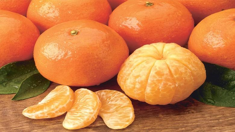4 مسافرين تناولوا 30 كيلوغراما من البرتقال بسبب "الرّسوم"!