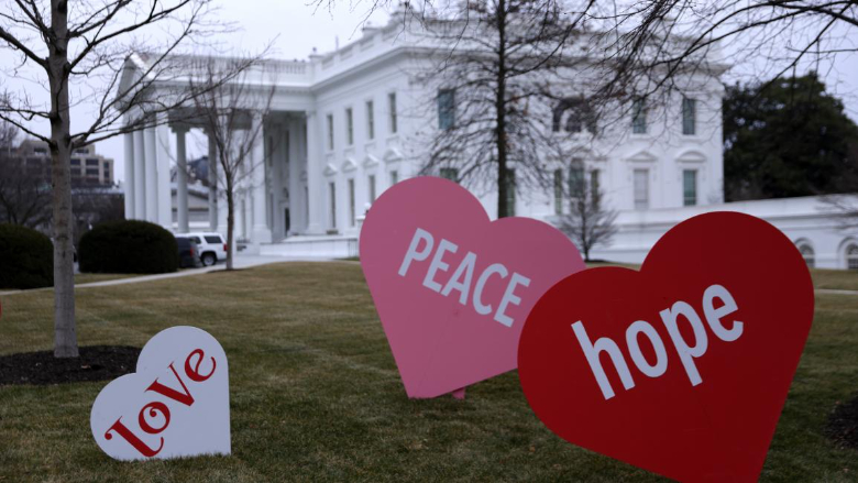 قلوب حمراء في حديقة البيت الأبيض احتفالاً بعيد الحب