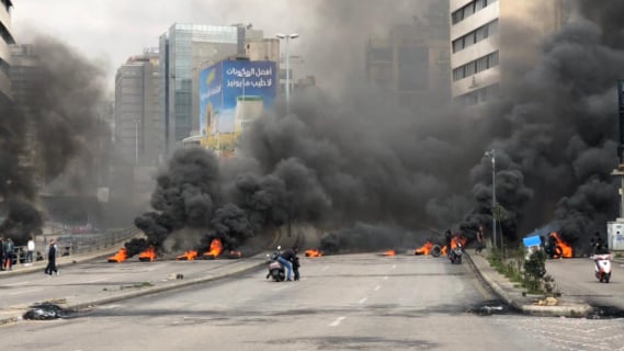 الشارع خرج عن السيطرة ولا حكومة.... وباريس تحذّر: لبنان مهدد بالفوضى