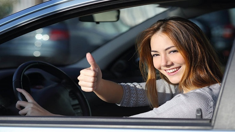 "دراسة تنصفها".. المرأة أفضل من الرجل في قيادة السيارات