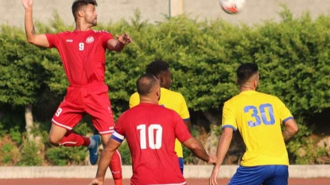 رغم الأزمة الإقتصادية وفيروس كورونا.. كرة القدم اللبنانية تكافح للبقاء
