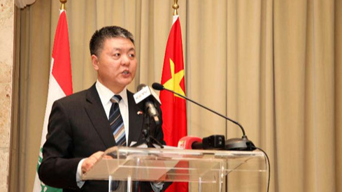 السفير الصيني يعلن موعد وصول اللقاح إلى لبنان.. ويغادر البلاد
