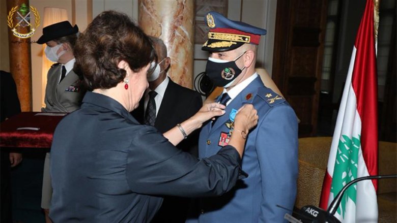 السفيرة الفرنسية قلّدت قائد القوات الجوية ميدالية الاستحقاق الوطني
