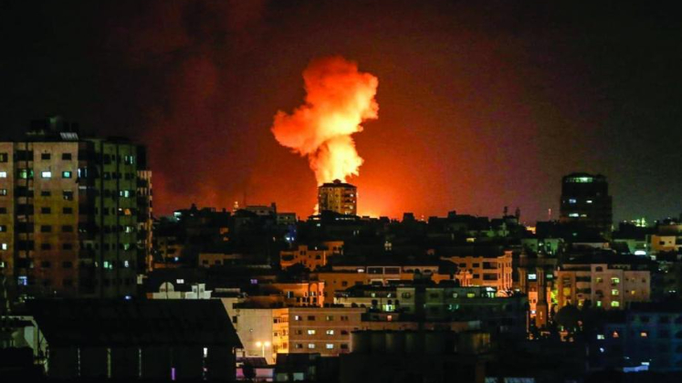 قصف إسرائيلي عنيف على قطاع غزّة.. والفصائل تواصل التحدّي
