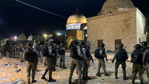 عشرات الإصابات في مواجهات المسجد الأقصى