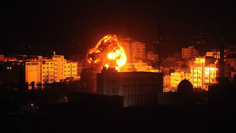 سلسلة غارات للإحتلال تستهدف مواقع عدة في قطاع غزة