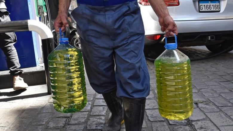 تجار "السوق السوداء" في شرق لبنان يتفردون برفع الدعم عن البنزين