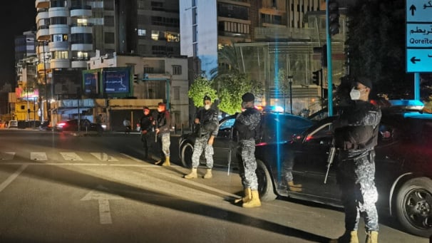 لبنان يواجه تسونامي صحيّة واحتمال الإقفال.. إصابات مقلقة من كورونا وتزايد الحاجة لغرف العناية