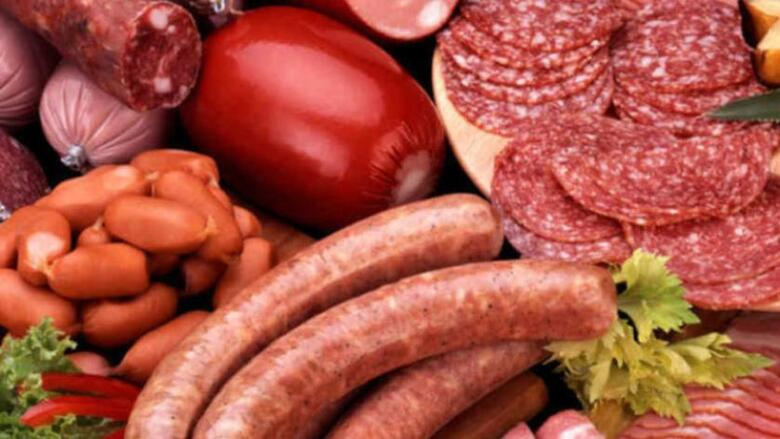 اللحوم المصنعة تزيد خطر الإصابة بالخرف بنسبة 44 في المئة