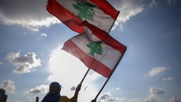 لبنان يتلمّس "فرصة" لبدء التحوّل من الانهيار إلى الإنقاذ الاقتصادي