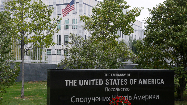 السفارة الأميركية في أوكرانيا تحث الأميركيين على التفكير في المغادرة فوراً