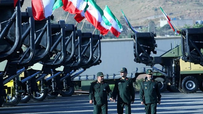 في ظل محادثات فيينا... طهران تستفز واشنطن بعرض عسكري
