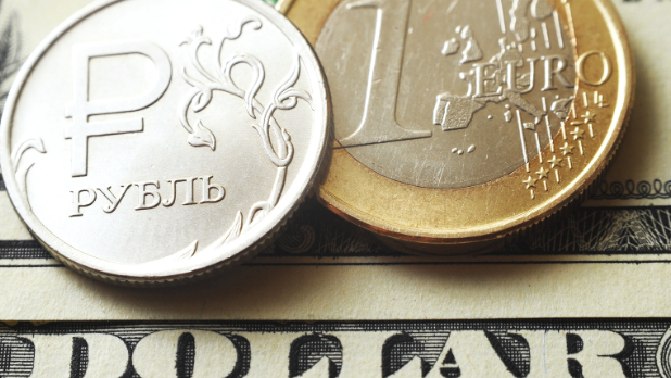 الروبل الروسي يصعد أمام الدولار واليورو