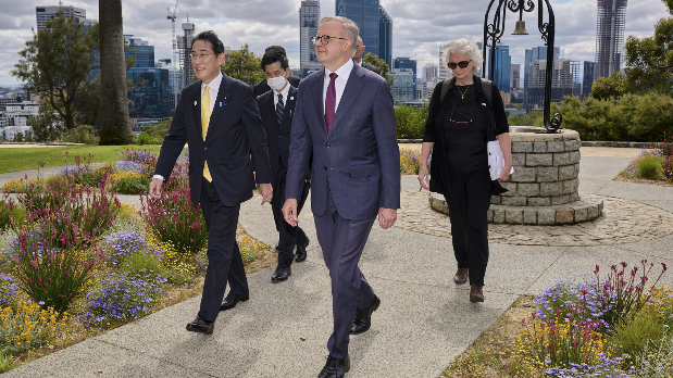 أوستراليا واليابان توقعان اتفاقا أمنيا "تاريخيا"