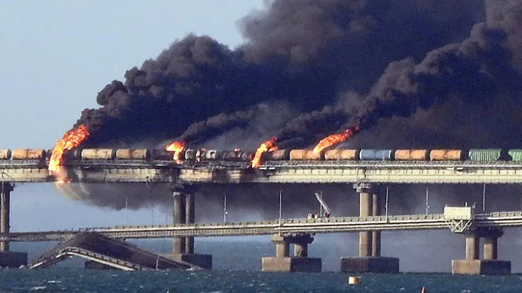 استئناف حركة القطارات على جسر القرم بعد توقفها بسبب الانفجار