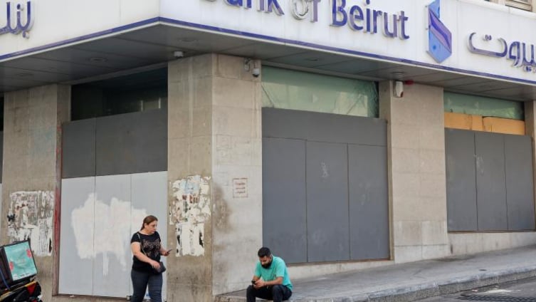 مصارف لبنان تعود للإقفال بسبب استمرار الاقتحامات