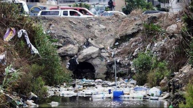 حميه: الفرق التابعة لمتعهدي الوزارة تعمق مجرى نهر الغدير وتنظفه