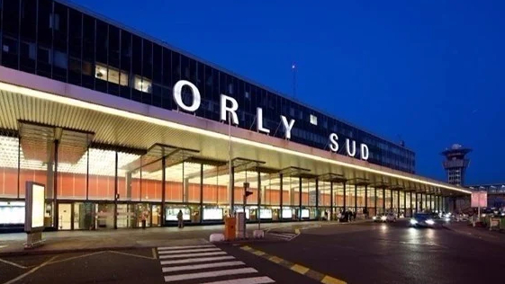البحث عن سارتر في بكين: بوم مطار أورلي