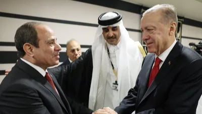"لقاء المصافحة".. خبراء يتوقعون تقدما لعلاقات مصر وتركيا