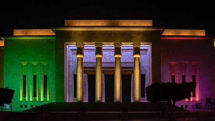 إضاءة المتحف الوطني بألوان العلم اللبناني مساءً