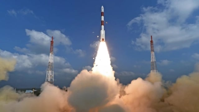 الهند تطلق 9 أقمار صناعية