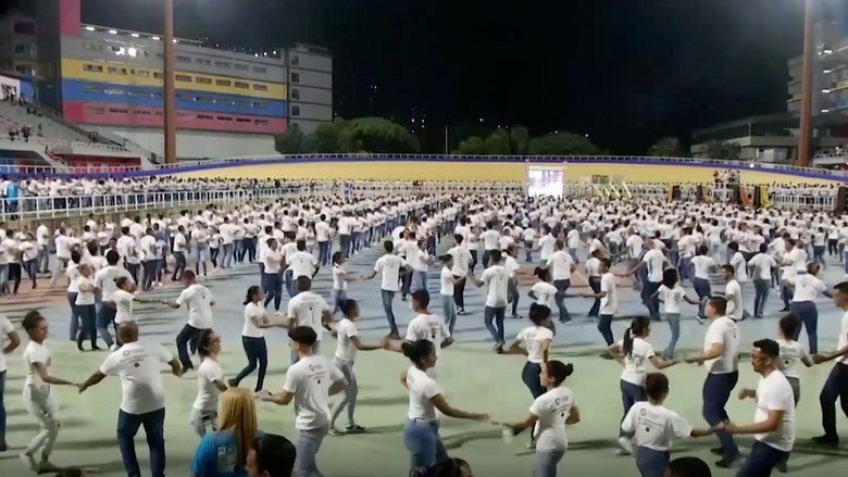 لتحطيم الأرقام القياسية.. أكثر من ألفي شخص يؤدون رقصة جماعية في كاراكاس
