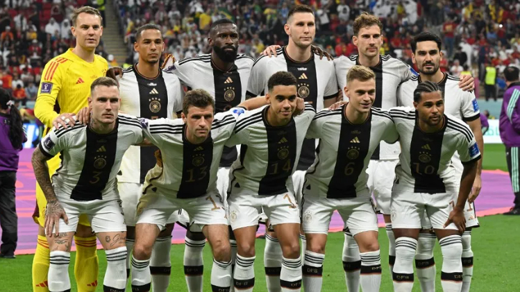 اللون الغائب عن العلم.. لماذا يرتدي منتخب ألمانيا الأبيض؟