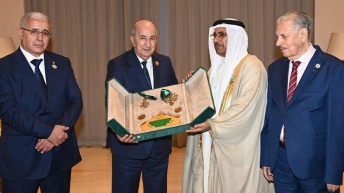 البرلمان العربي منح الرئيس الجزائري وسام القائد