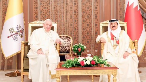 ملك البحرين أشاد بمضامين كلمة البابا: البحرين حريصة على تأكيد حقوق الانسان وصيانتها